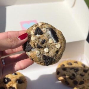 Bomba con chocolate blanco, negro y oreos